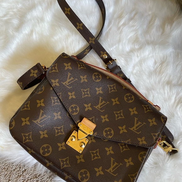 Louis Vuitton Pochette Métis Crossbody Bag - Picture 2 of 14